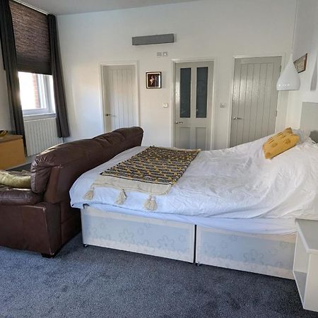 Gorgeous Comfortable Apartment On The High Street Merthyr Tydfil Exteriör bild