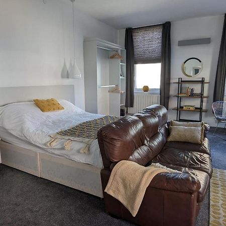 Gorgeous Comfortable Apartment On The High Street Merthyr Tydfil Exteriör bild