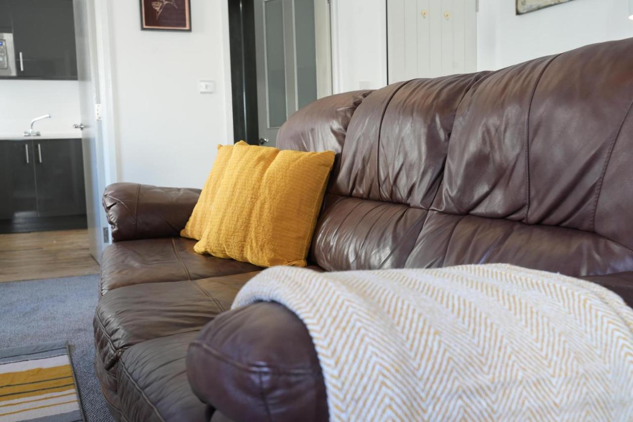 Gorgeous Comfortable Apartment On The High Street Merthyr Tydfil Exteriör bild