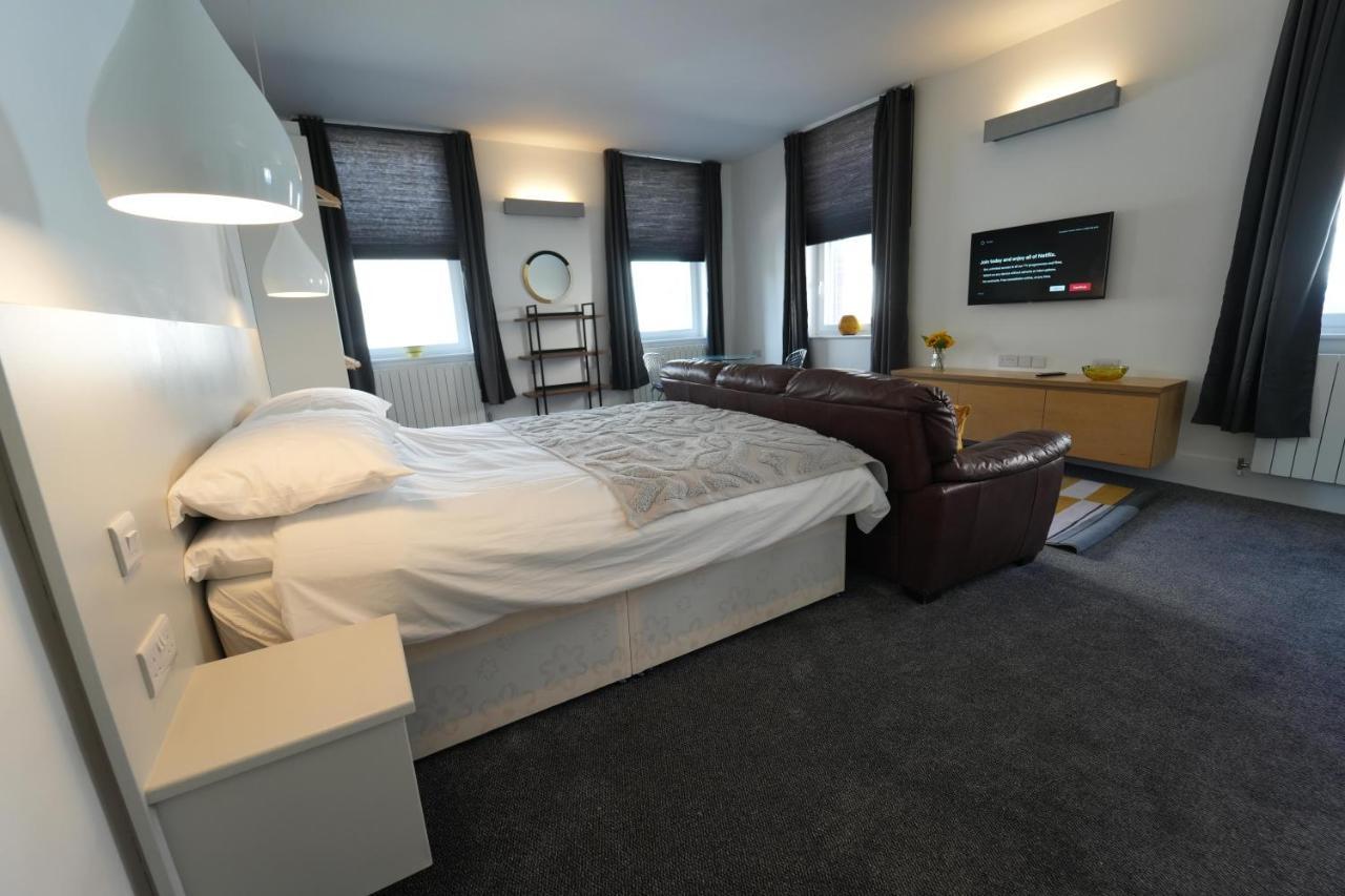 Gorgeous Comfortable Apartment On The High Street Merthyr Tydfil Exteriör bild