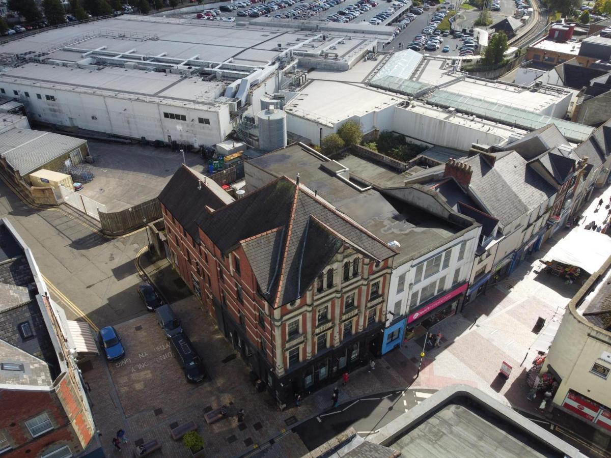 Gorgeous Comfortable Apartment On The High Street Merthyr Tydfil Exteriör bild