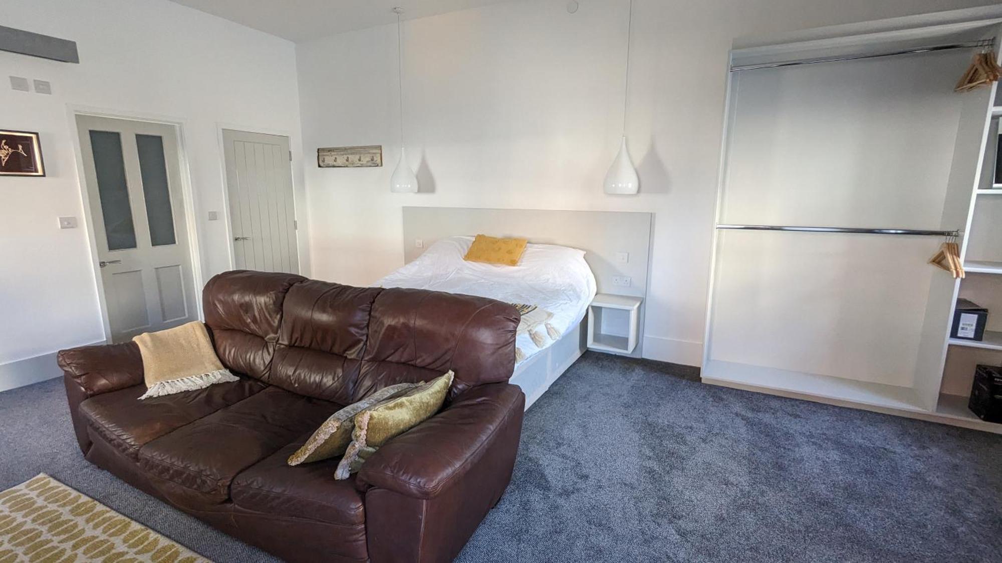 Gorgeous Comfortable Apartment On The High Street Merthyr Tydfil Exteriör bild