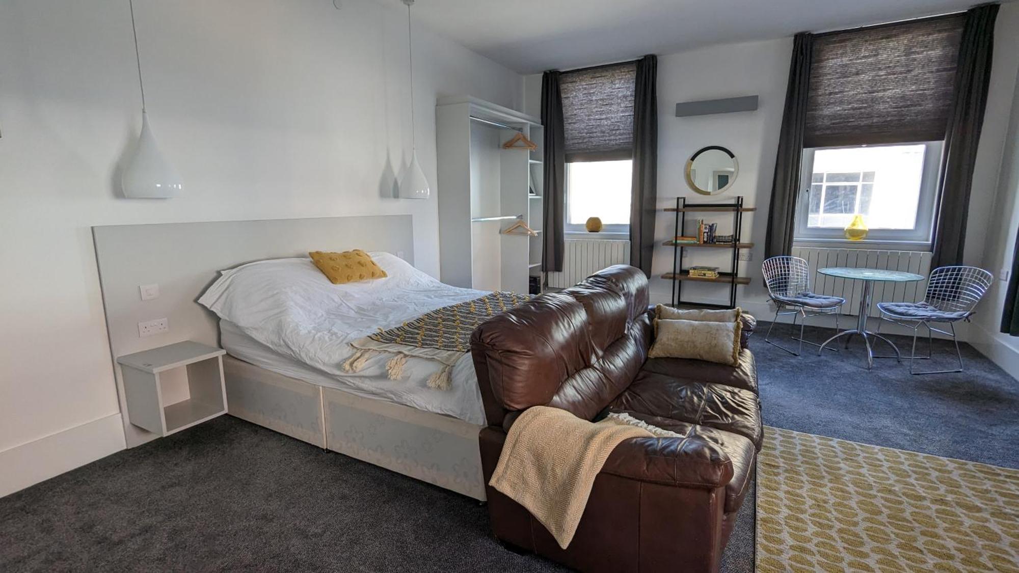 Gorgeous Comfortable Apartment On The High Street Merthyr Tydfil Exteriör bild